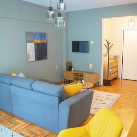 Prime Location - 2 Bd Boutique Apartment *