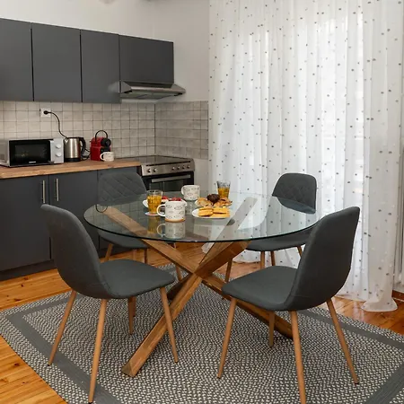 Prime Location - 2 Bd Boutique Apartment