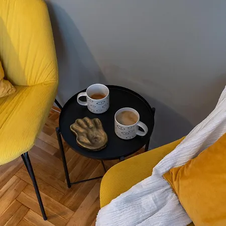Prime Location - 2 Bd Boutique Apartment *