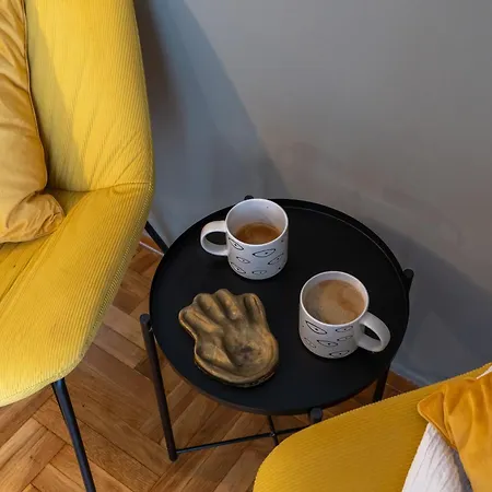 Prime Location - 2 Bd Boutique Apartment *