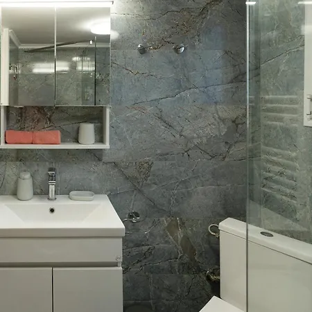 Prime Location - 2 Bd Boutique Apartment *